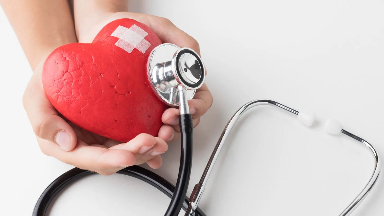 ¿Qué médico trata dolor en el pecho?