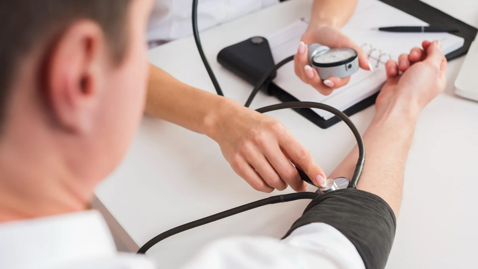 ¿Qué médico trata hipertensión arterial?